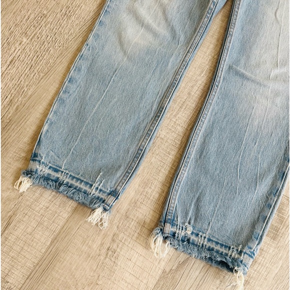 NWOT Abercrombie & Fitch High Rise Frayed Ankle Mom Jeans Light Wash - Picture 2 of 5